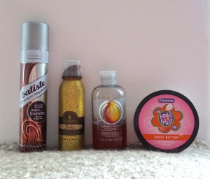 Batiste - Dry shampoo, Macadamia - Flawless Cleansing conditioner, The Body Shop - papaya shower gel, Kruidvat - body butter